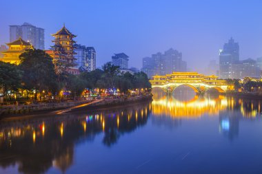 Chengdu, Çin Cityscape Jin Nehri üzerinde