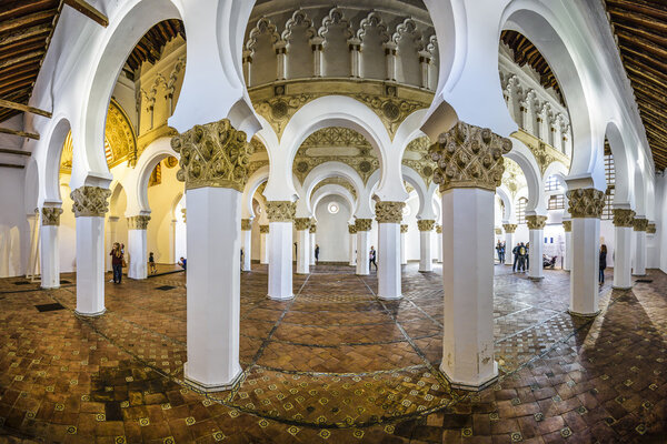 Интерьер синагоги Древней Испании
