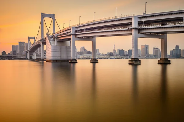 Токио, Япония, у моста Рейнбоу — стоковое фото