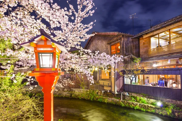 Kyoto, Japan voorjaar rivierzicht — Stockfoto