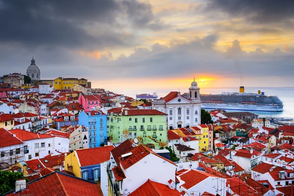 Lissabon, Portugal Skyline op Alfama — Stockfoto