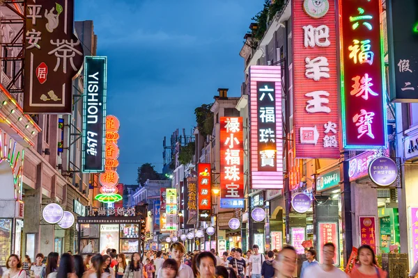 Guangzhou, China Modern Shopping Street — Stock Photo, Image