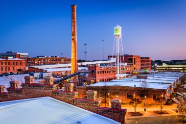 Durham, North Carolina şehir merkezinde alacakaranlıkta