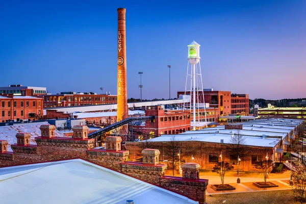 Durham, North Carolina şehir merkezinde alacakaranlıkta