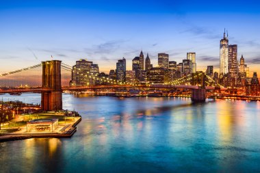 Brooklyn Köprüsü ve Manhattan ufuk çizgisi