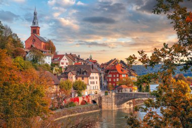 Laufenburg, İsviçre Ren Nehri üzerinde bir sonbahar öğleden sonrasında.