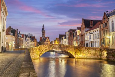 Bruges, Belçika 'nın tarihi kanalları alacakaranlıkta.