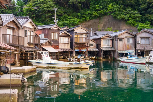 Ine Körfezi 'nde Funaya kayıkhaneleri olan Kyoto, Japonya.