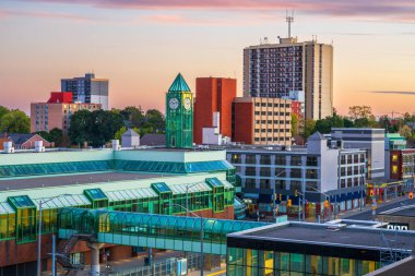 Kitchener, Ontario, Kanada şehir merkezi alacakaranlıkta gökyüzü.