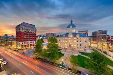 Lexington, Kentucky, ABD tarihi şehir merkezi mavi saatte.