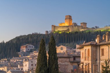 Assisi, İtalya 'nın çatısı Rocca Maggiore ile mavi saatte.