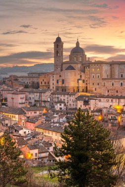Urbino, İtalya 'nın ortaçağ duvarlı kenti Marche bölgesinde şafakta.