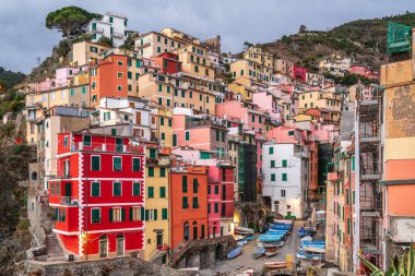 Riomaggiore, alacakaranlıkta Cinque Terre kıyısı boyunca İtalya.