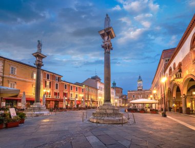 Ravenna, İtalya Piazza del Popolo 'da alacakaranlıkta Venedik sütunlarıyla.