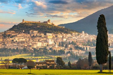 Assisi, İtalya şehir merkezi Assisi 'li Aziz Francis Bazilikası ile ufukta belirdi..