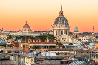 Roma, İtalya 'nın tarihi binaları ve katedralleri alacakaranlıkta.