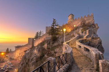 San Marino Cumhuriyeti ilk kulesiyle şafakta.