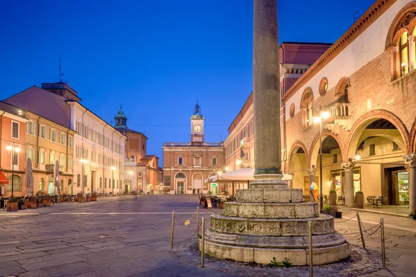 Ravenna, İtalya Piazza del Popolo 'da alacakaranlıkta Venedik sütunlarıyla.