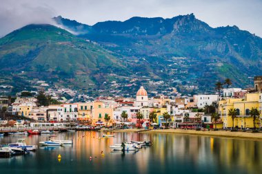 Forio, Ischia, İtalya alacakaranlıkta denizde..