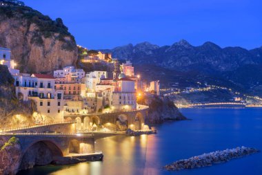 Atrani, İtalya Alacakaranlıkta Amalfi kıyısında.
