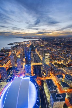 Toronto, Ontario, Kanada stadyumu ve Alacakaranlıkta Ontario Gölü manzarası.