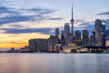 Toronto, Ontario, Kanada şehir merkezi Alacakaranlıkta Ontario Gölü üzerinde gökyüzü.