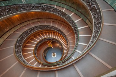 VATİKAN - 9 Aralık 2021: Vatikan Müzesindeki Bramante Merdiveni.