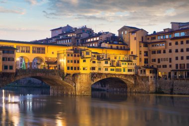 Floransa, İtalya Ponte Vecchio Köprüsü 'nde şafakta Arno Nehri' ni geçiyor..