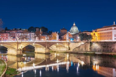 Vatikan 'daki Aziz Peter Bazilikası. Tiber Nehri mavi saatte İtalya, Roma' dan geçiyor..