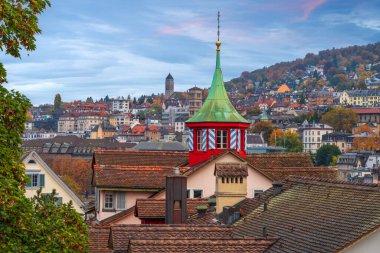 Zürih, İsviçre Çatısı Alacakaranlıkta Görünüyor.