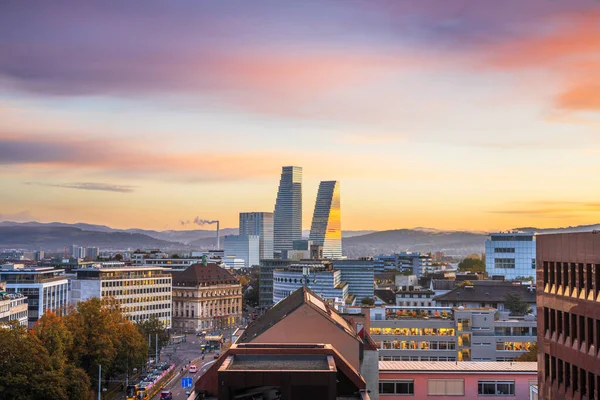 İsviçre, Basel 'de altın saatinde finans binaları.
