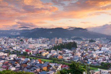 Takayama, Japonya şehir merkezi alacakaranlıkta güzel gökyüzü ile gökyüzü.