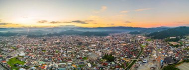 Takayama, Gifu, Japonya alacakaranlıkta dağlardan gökyüzüne yükseliyor..