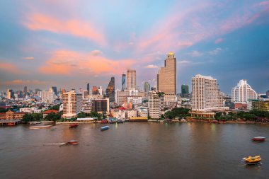 Alacakaranlıkta Chaophraya Nehri üzerindeki Bangkok, Tayland şehri.