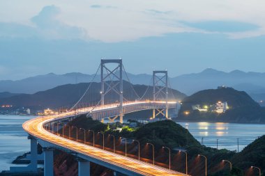 Tokushima, Japonya 'dan alacakaranlıkta görüldüğü gibi Onaruto Köprüsü.