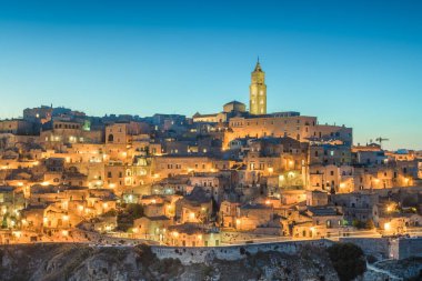 Matera, İtalya 'nın Basilicata bölgesindeki antik tepe kasabası şafakta.