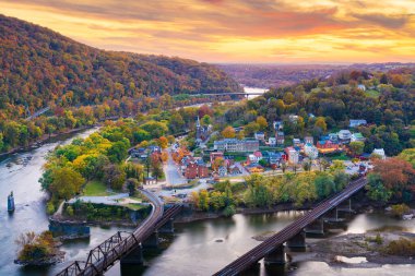 Harper Ferry, Batı Virginia, ABD Sonbaharda gün batımında Shenandoah Vadisi 'ne bakan.