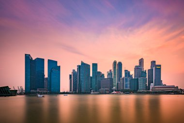 Singapur Skyline Alacakaranlıkta