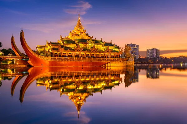 Karaweik Palace Myanmar — Stok fotoğraf