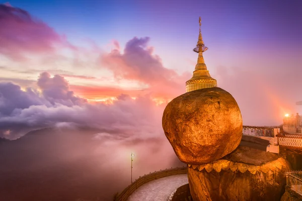 Goldener Fels der Myanmar — Stockfoto