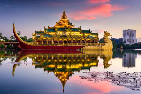 仰光，缅甸 Karaweik 宫 — 图库照片