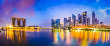 Alacakaranlıkta Singapur silueti
