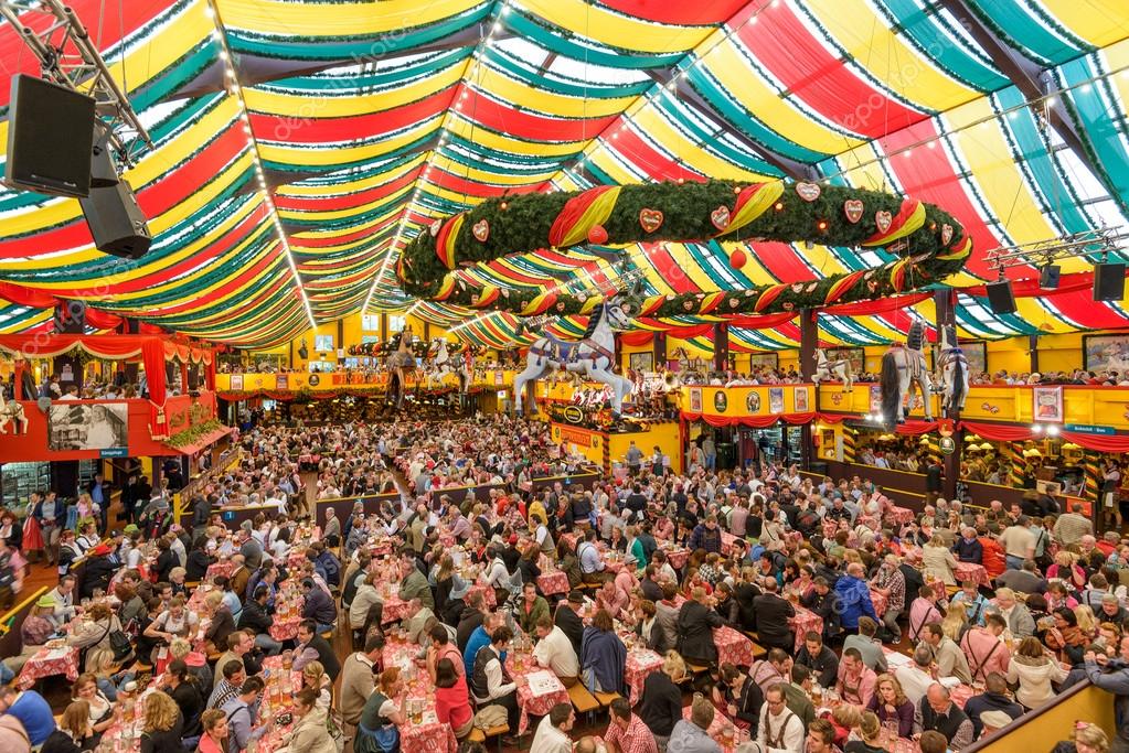 Tente de bière Oktoberfest — Photo éditoriale © sepavone 98619704