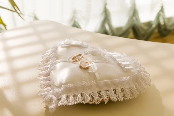 Wedding rings on pillow — Stock Photo, Image