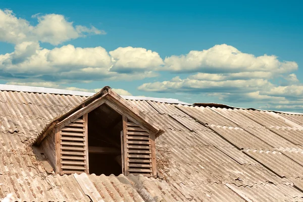 Attic venster op dak — Stockfoto