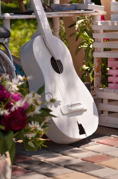 Weiße Gitarre mit Pfingstrosen im Eimer — Stockfoto