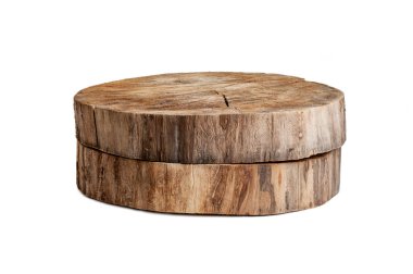 İki yuvarlak bardak altlığı, yaşlı ağaç, üst üste, beyaz arka planda izole bir şekilde uzanır.