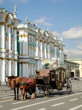 Atlı at arabası St. Petersburg 'daki Hermitage Müzesi' nin yanında.