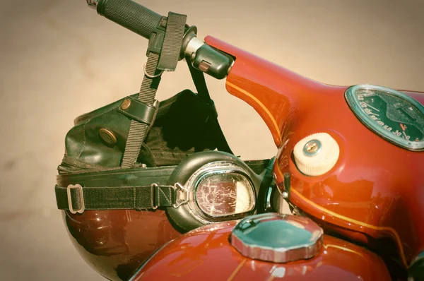 Vieja Motocicleta Roja Casco Colgando Manillar Estilo Retro —  Fotos de Stock