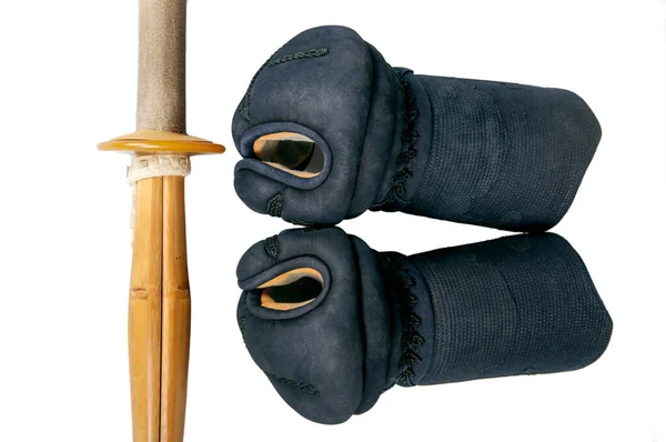 Εξοπλισμός Ξιφασκίας Kote Και Shinai Στο Ιαπωνικό Άθλημα Kendo Απομονωμένος — Φωτογραφία Αρχείου